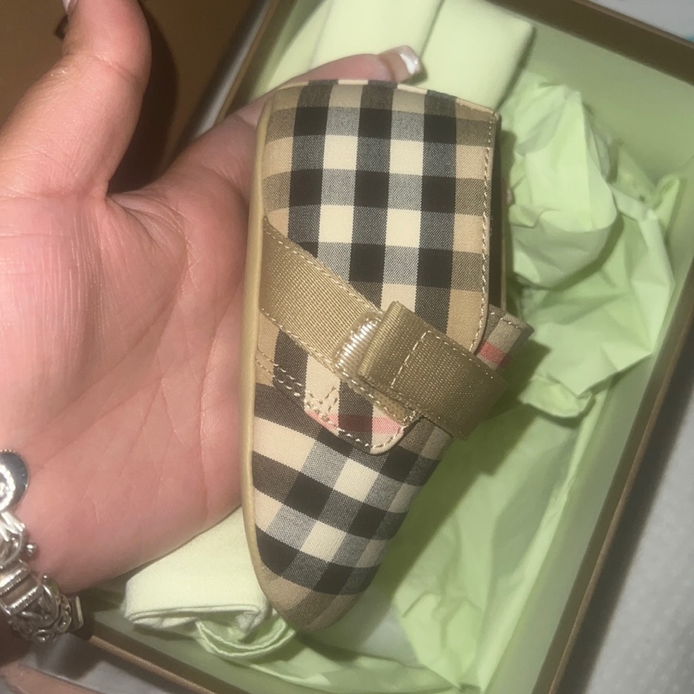 Burberry baby crib shoes